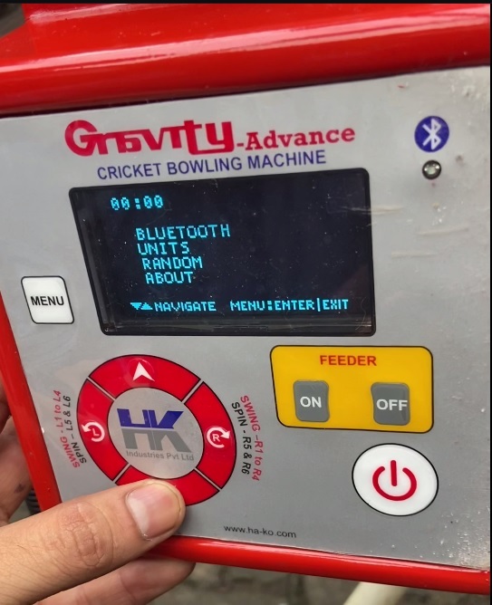 Gravity Advance Plus Cricket Bowling Mahcine - Color: Red