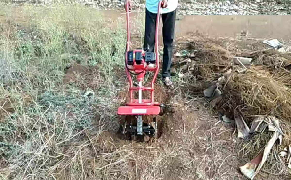 Mini Tiller Cultivator 2 Stroke Mini Tiller Machine Capacity: 100 Ton/day