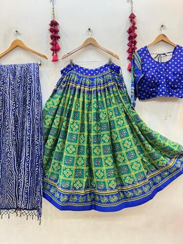 सिको सिल्क फैब्रिक लहंगा चोली पर महिला डिजिटल प्रिंट...