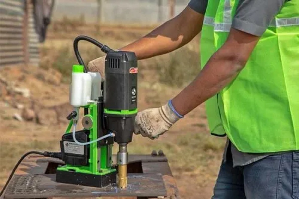 Magnetic Core Drilling Machine - Mild Steel 1050 Watt 8 Kg 12-35 Mm Drilling Diameter 220-240 Volt | Extremely Lightweight Permanent Magnet Manual Control