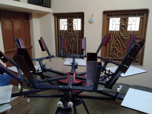 टी शर्ट स्क्रीन प्रिंटिंग मशीन 6 रंग 6 स्टेशनों के साथ समायोज्य