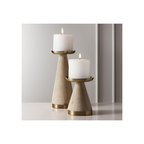 लकड़ी और लोहे के मोमबत्ती स्टैंड का उपयोग: समारोह या पार्टी की सजावट