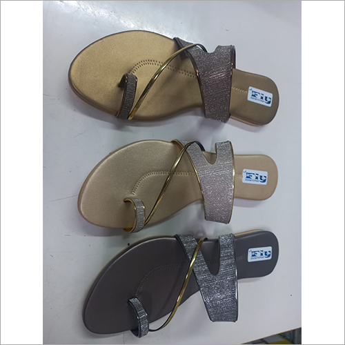 फ्लैट गोल्डन टार चप्पल