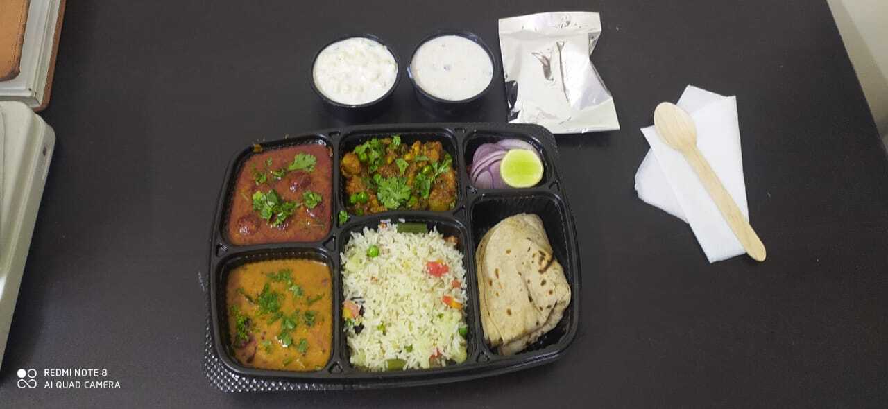 6 Partion Tray Without Lid - Size 140 X 190 Mm, Capacity 500 Gm, Material Pp, Color Transparent, Shape Rectangle, Disposable Design