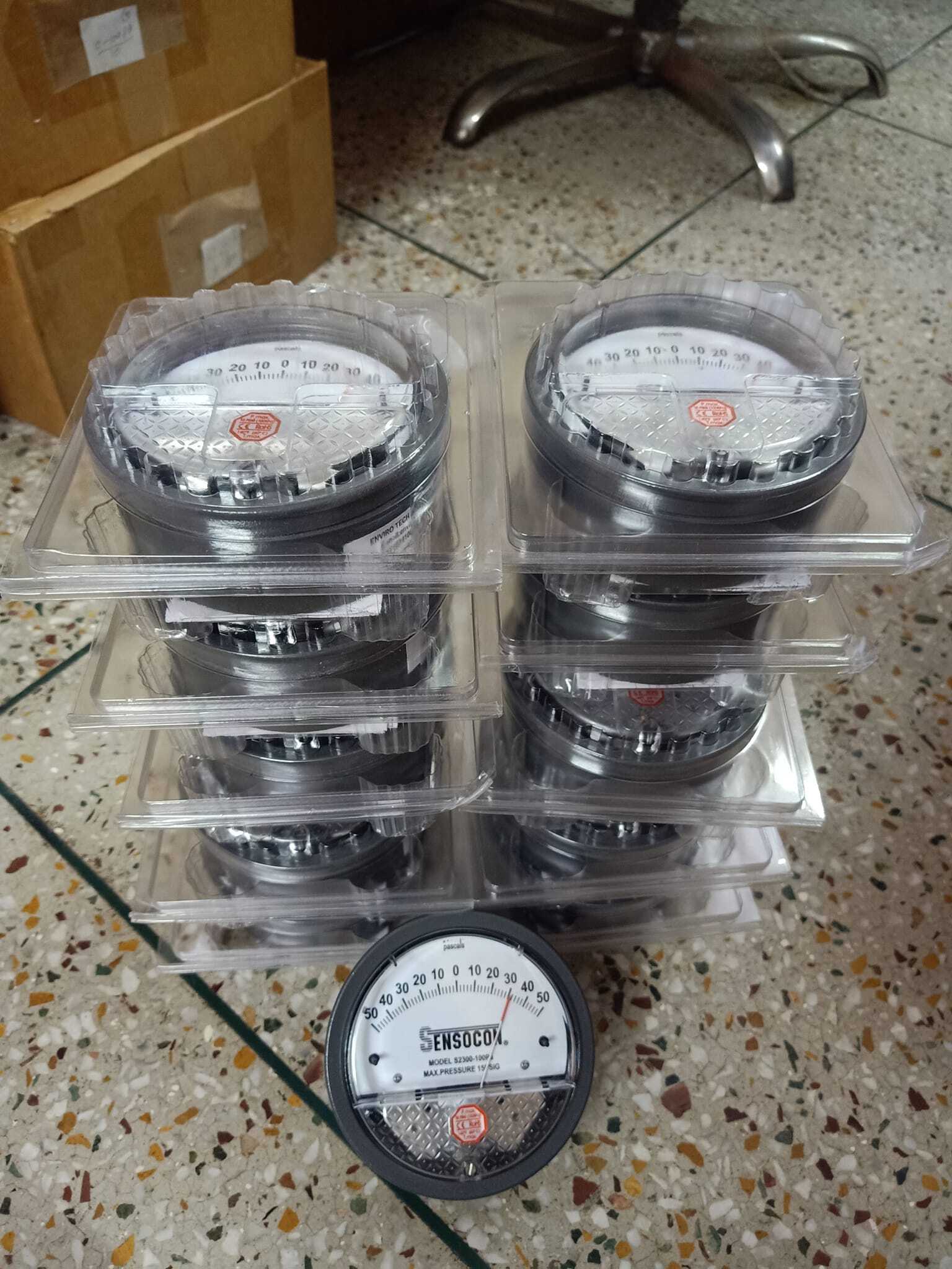 Sensocon Differential Pressure Gauge - Metal Alloy, 4" Diameter Dial Face | Measures Positive, Negative & Differential Pressure, Features Magnetic Feed Mechanism, Multiple Pressure Ports, 81 Types Of Ranges Available