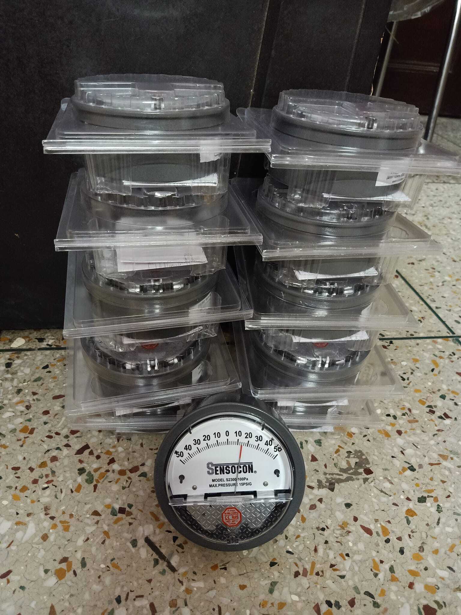 Sensocon Differential Pressure Gauge - Metal Alloy, 4" Diameter Dial Face | Measures Positive, Negative & Differential Pressure, Features Magnetic Feed Mechanism, Multiple Pressure Ports, 81 Types Of Ranges Available