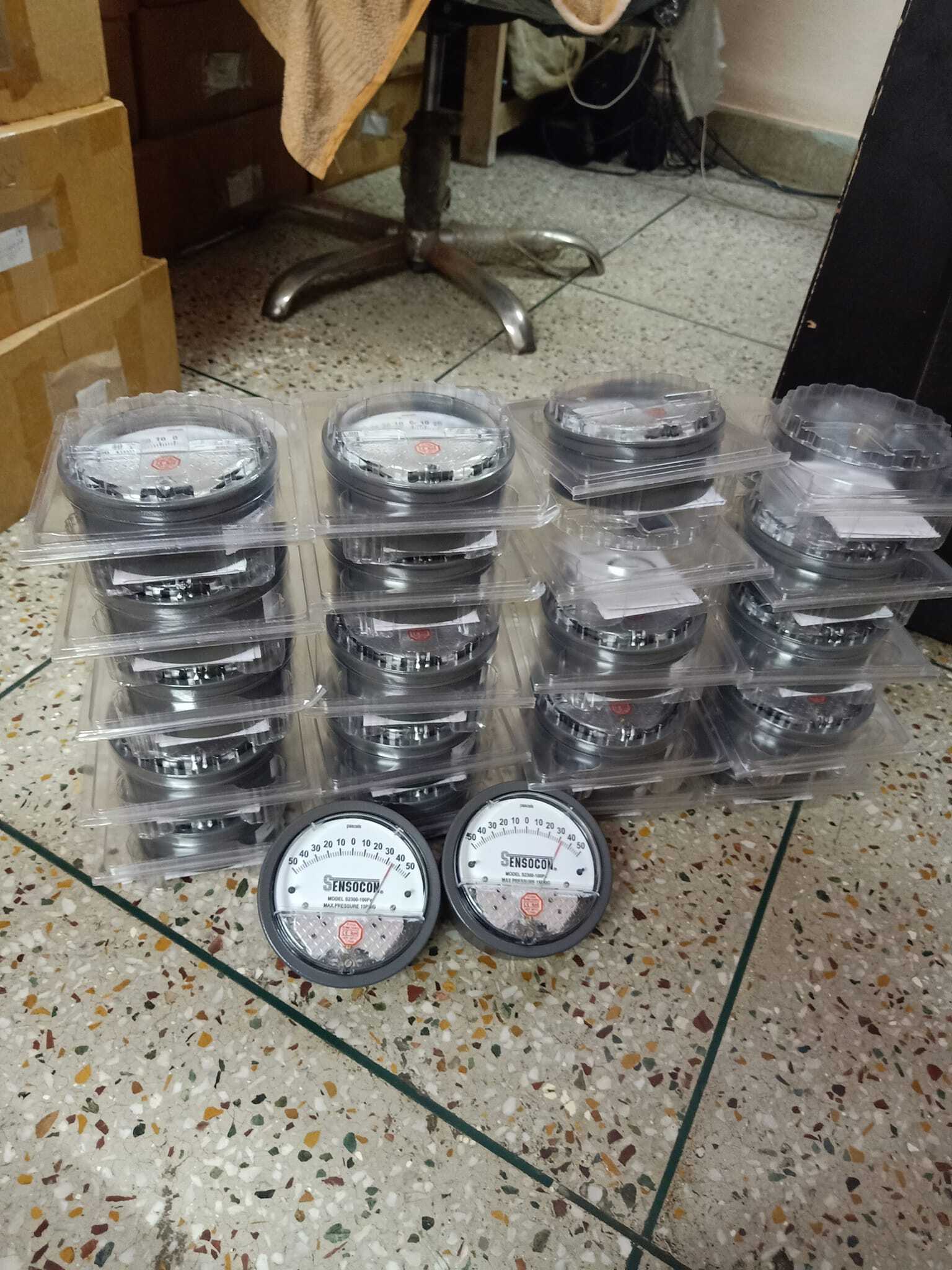 Sensocon Differential Pressure Gauge - Metal Alloy, 4" Diameter Dial Face | Measures Positive, Negative & Differential Pressure, Features Magnetic Feed Mechanism, Multiple Pressure Ports, 81 Types Of Ranges Available