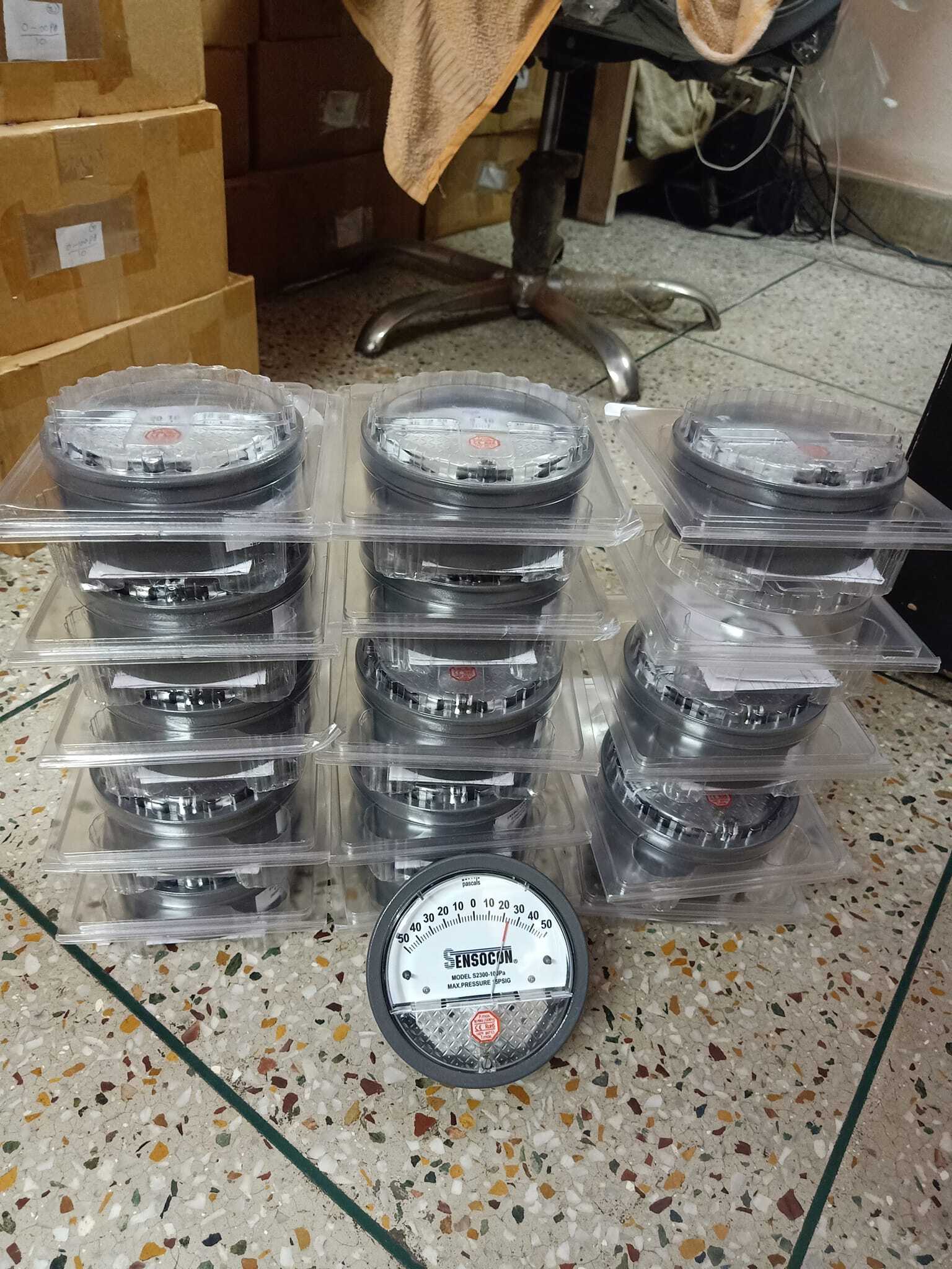 White/black Sensocon Differential Pressure Gauge In Vadodara