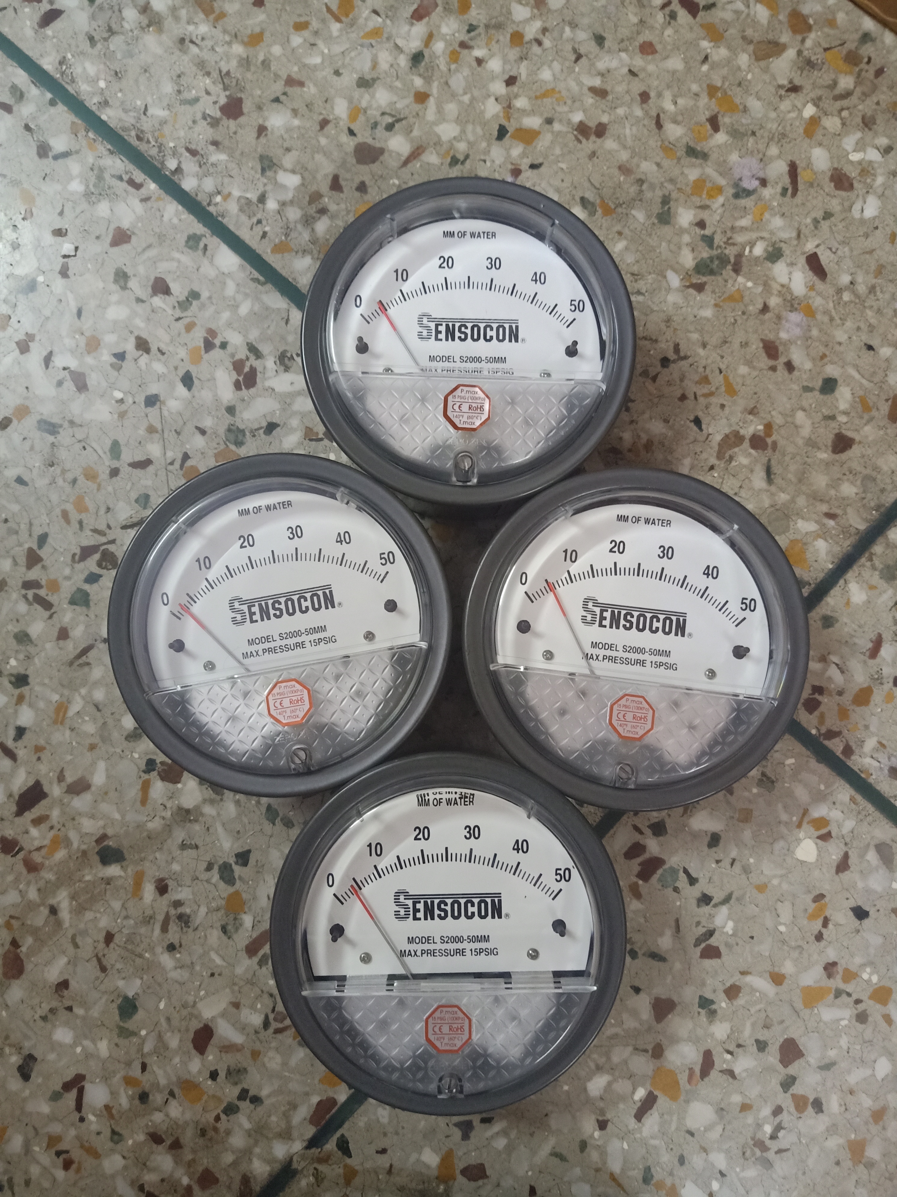 White/black Sensocon Differential Pressure Gauge In Vadodara