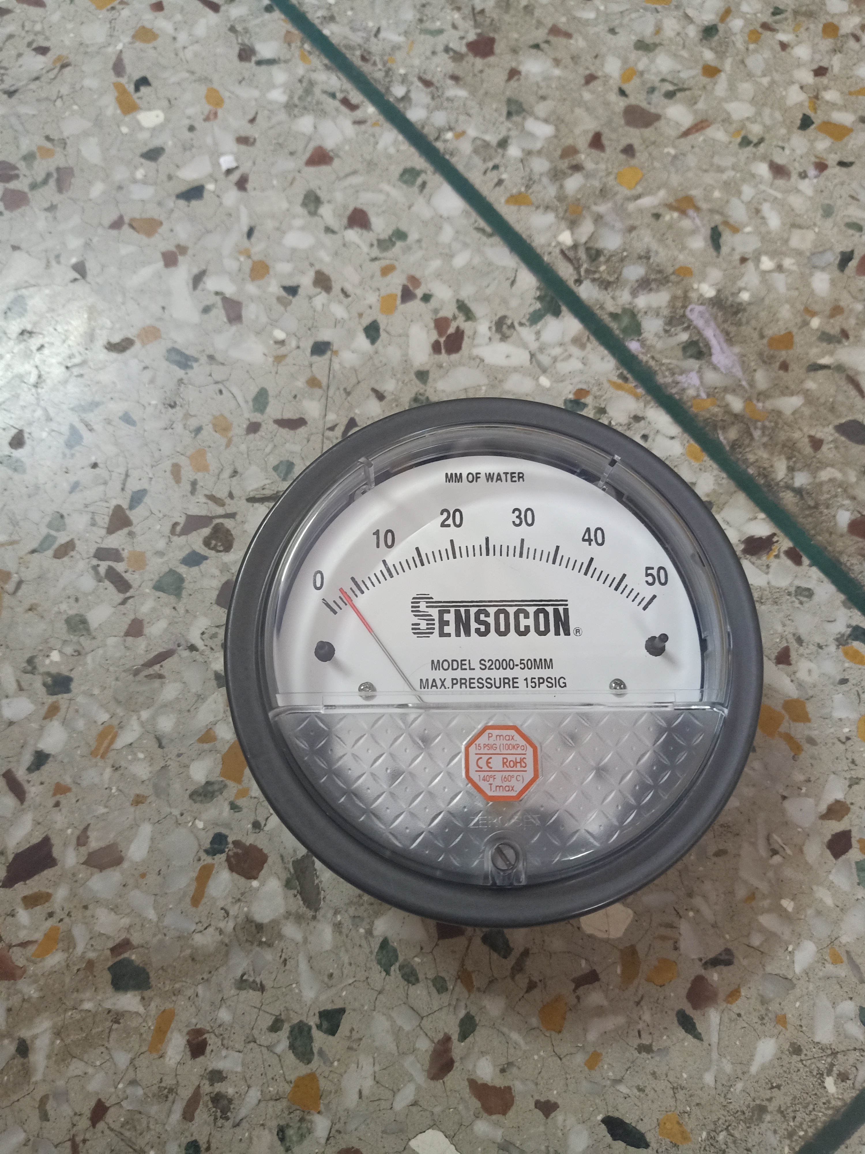 White/black Sensocon Differential Pressure Gauge In Vadodara
