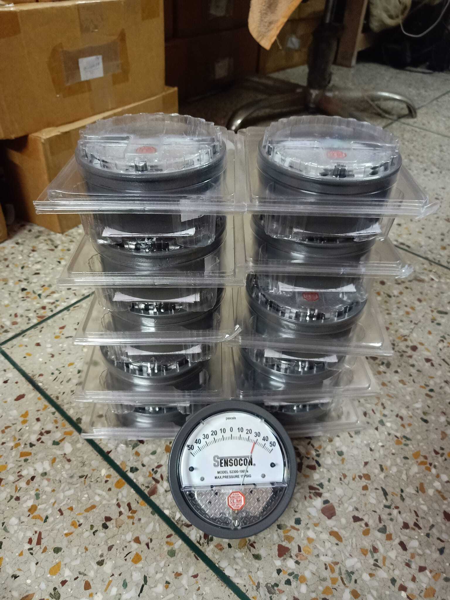 White/black Sensocon Differential Pressure Gauge In Vadodara