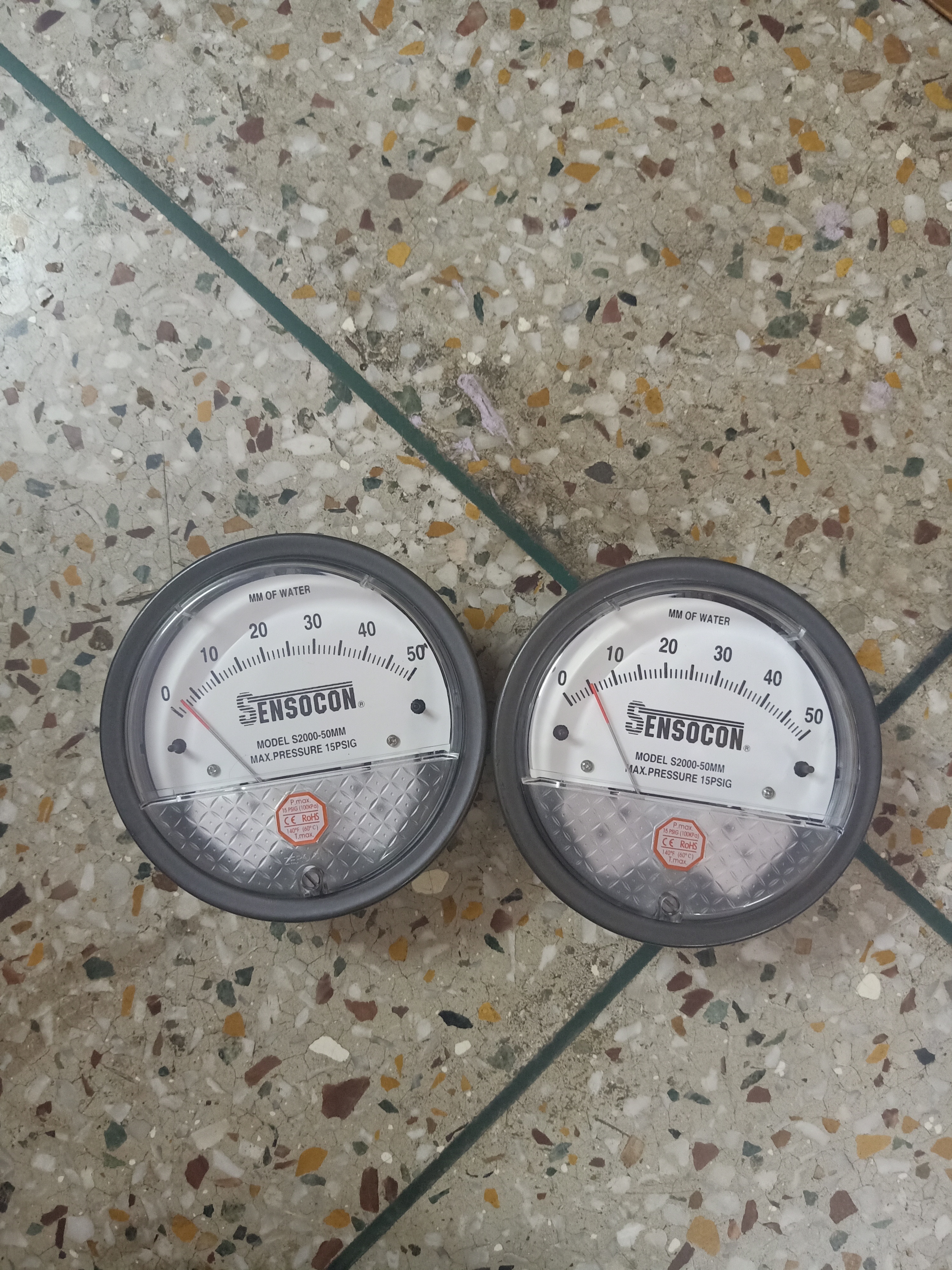 White/black Sensocon Differential Pressure Gauge In Vadodara