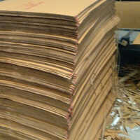 भूरे नालीदार कागज की चादरें