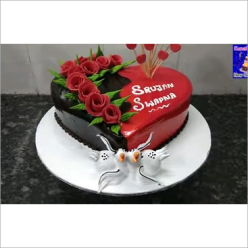 स्ट्राबेरी और चॉकलेट केक का वजन: 1 किलोग्राम (किलो)