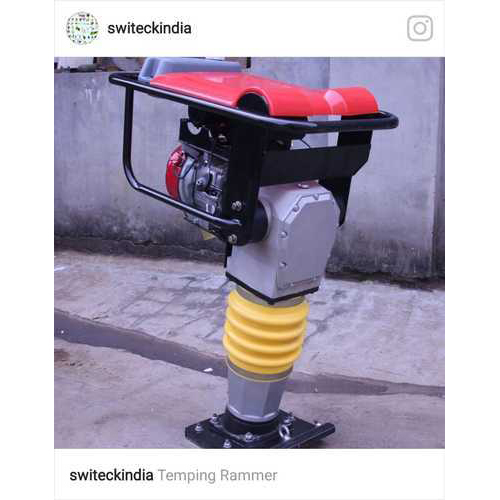 इंजन के साथ स्टील रैमर