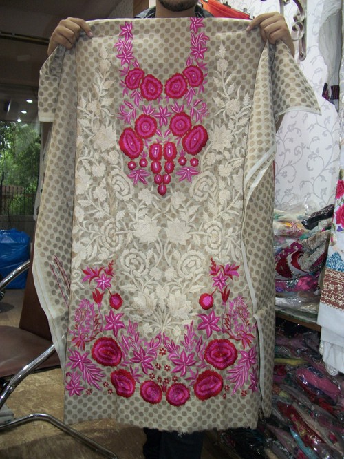 नेट कढ़ाई सूट