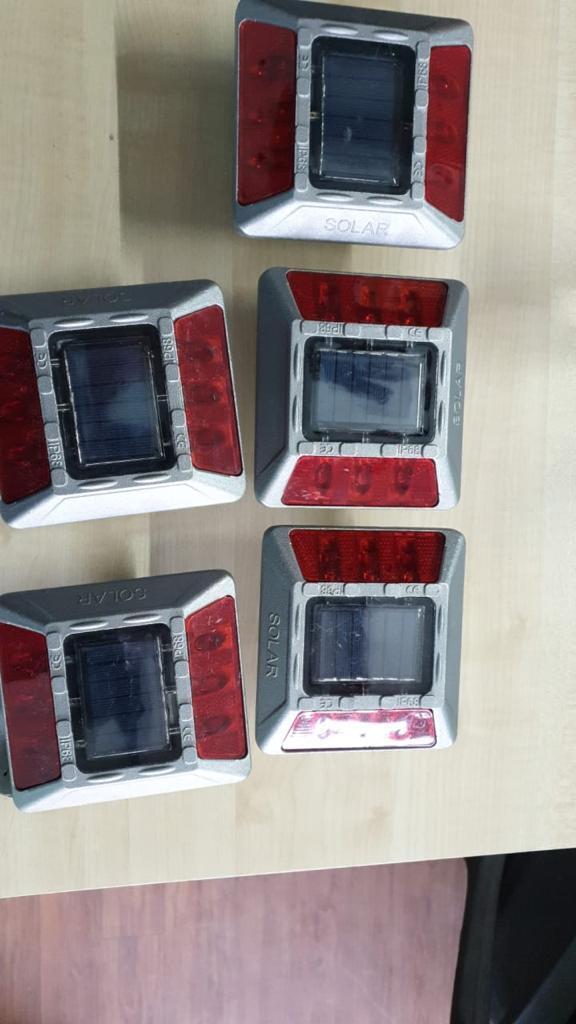 Solar Road Stud - Standard Size 10x10 Cm, Solar-powered Led Lights For Nighttime Visibility - Illuminated Road Guidance Enhancing Safety