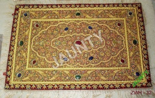 दीवार पे लटका हुआ