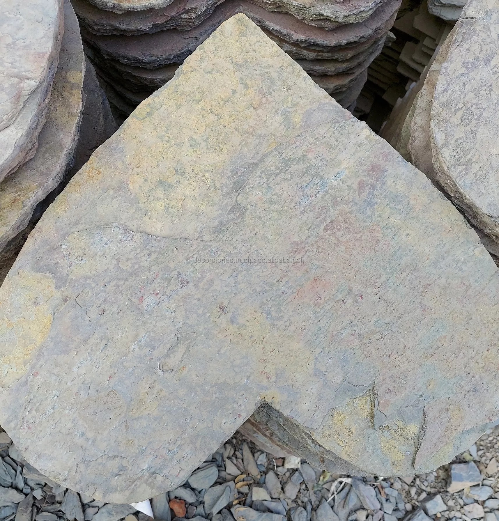 Multicolor Slate Heart Shape Stone Paving - Size: 60 X 40 Cm