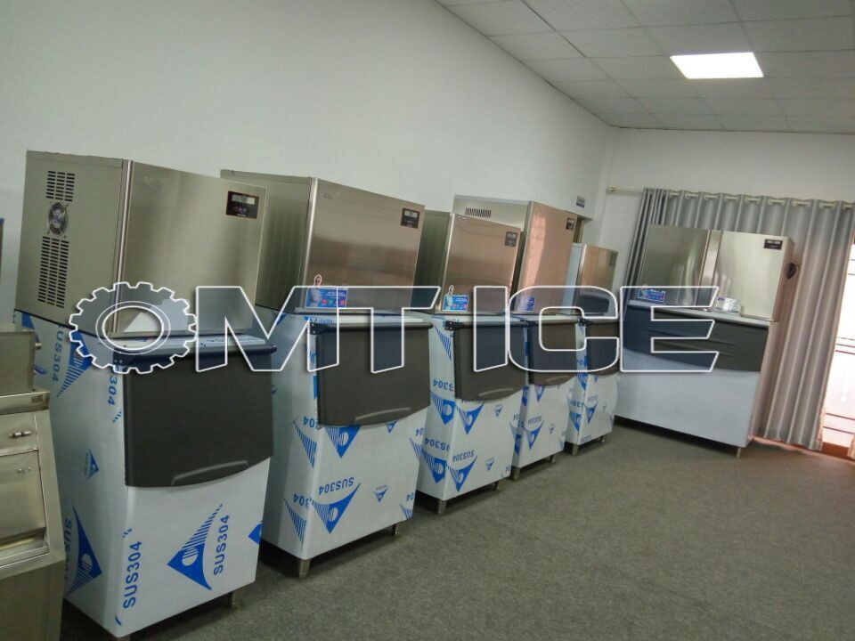 1000kg/24hrs Commercial Cube Ice Machin Capacity: 1000 Kg/day