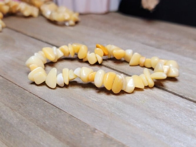 Yellow Aventurine Chips Gemstone Bracelet - Adjustable Size, Elegant Yellow Color , Ideal For Love, Friendship, And Gifting Occasions