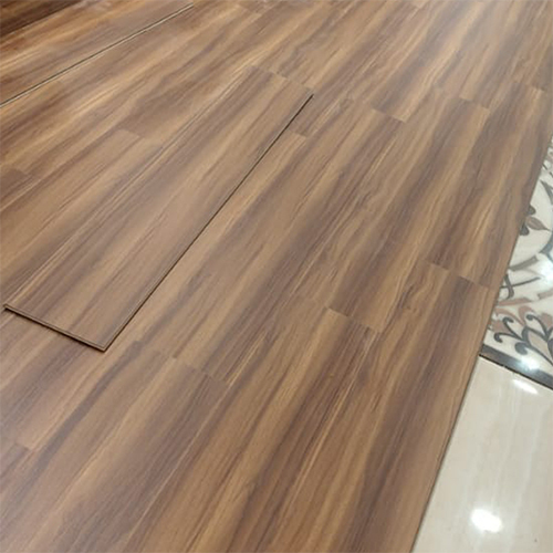 भूरा लकड़ी का फर्श