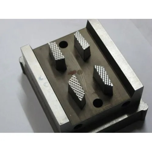 एल्युमिनियम वीएमसी मशीनिंग जॉब वर्क सर्विस