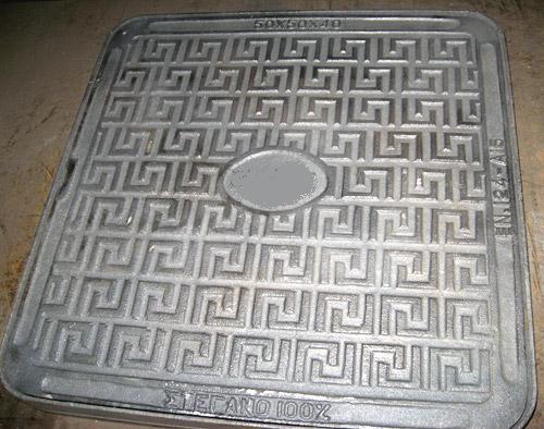 ढक्कन और फ्रेम के साथ मल्टीहोल कवर