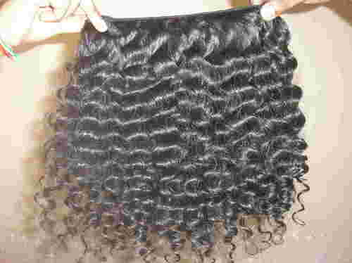 गहरे लहराते बाल