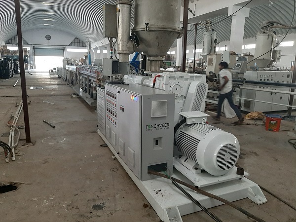 Hdpe Pipe Extrusion Machine - Stainless Steel, 45mm Screw Diameter, White Color | Automatic Operation, 130 Hp Power, 330-350 Kg/hr Capacity, Plc Control System, 1 Year Warranty