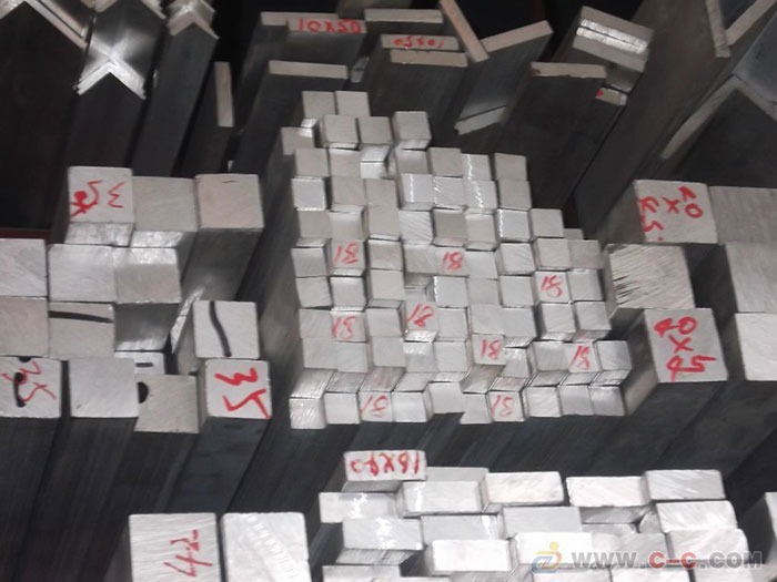 Aluminum Square Bar - 6082, 6061, 6063 Grades | Silver Color, Alloy Composition, Mill Finish, Uniform Dimensions, Corrosion Resistant