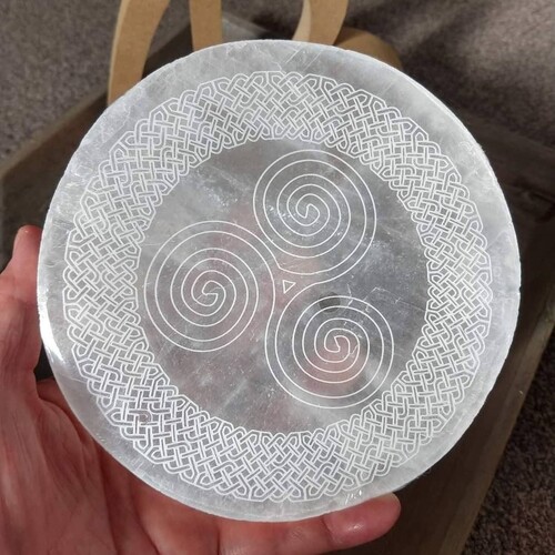 चक्र के साथ प्राकृतिक सेलेनाइट चार्जिंग प्लेट उत्कीर्ण प्रतीक ग्रेड: Aaa