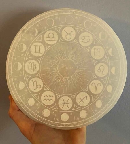 सूर्य और राशि चक्र के साथ प्राकृतिक सेलेनाइट चार्जिंग प्लेट उत्कीर्ण प्रतीक ग्रेड: Aaa