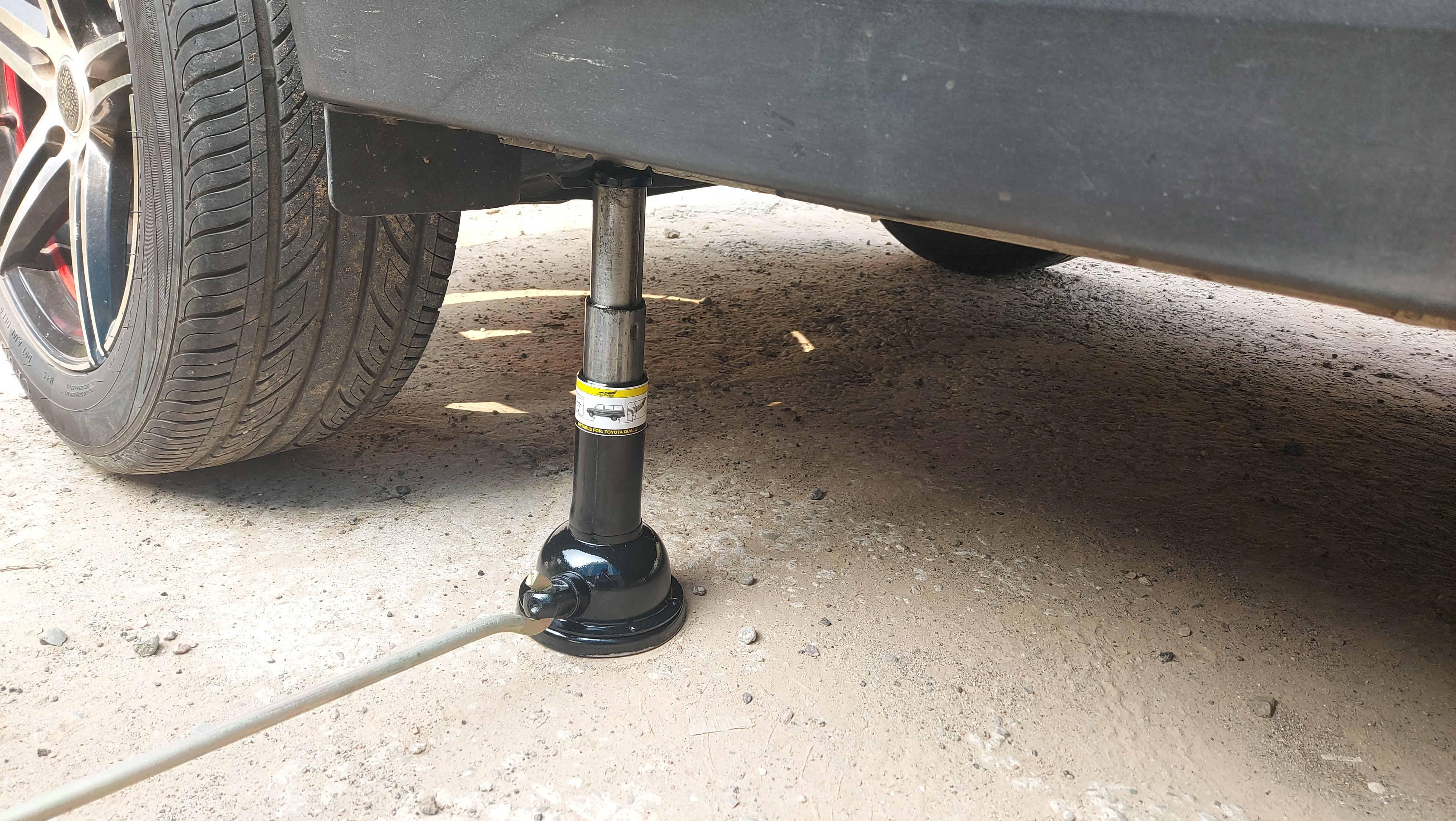 2 Ton Tavera Bottle Jack Application: Passenger & Commercial 4 Wheelers