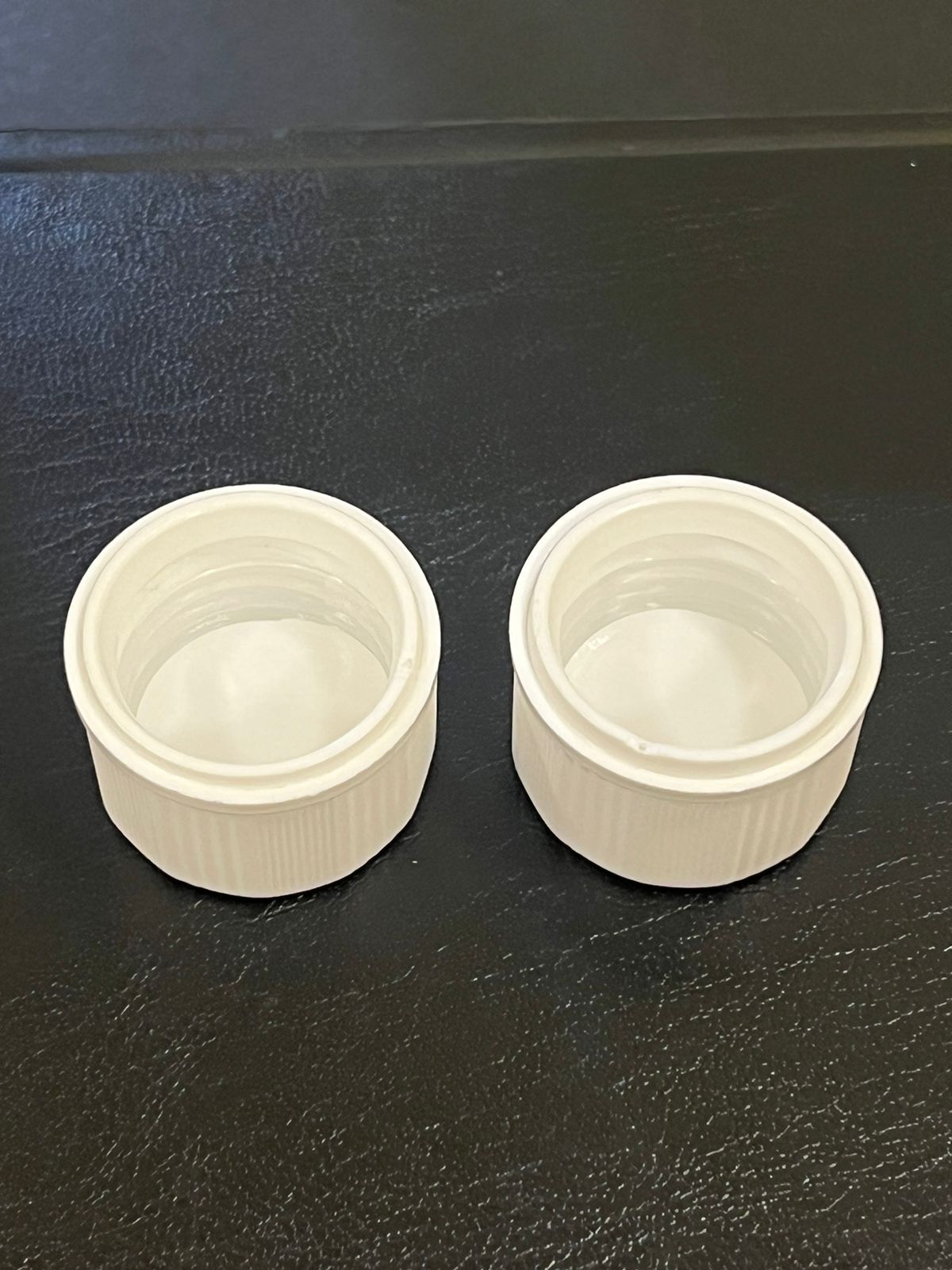 28mm Seal Crc Caps - Color: White / Blue/ Red
