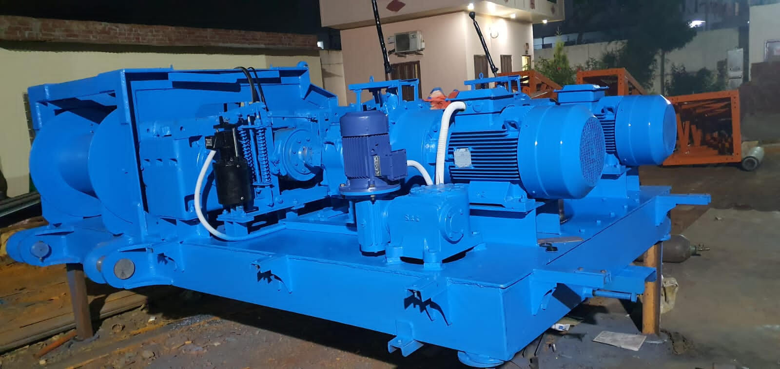 Derrick Cranes Application: Outdoor Yard