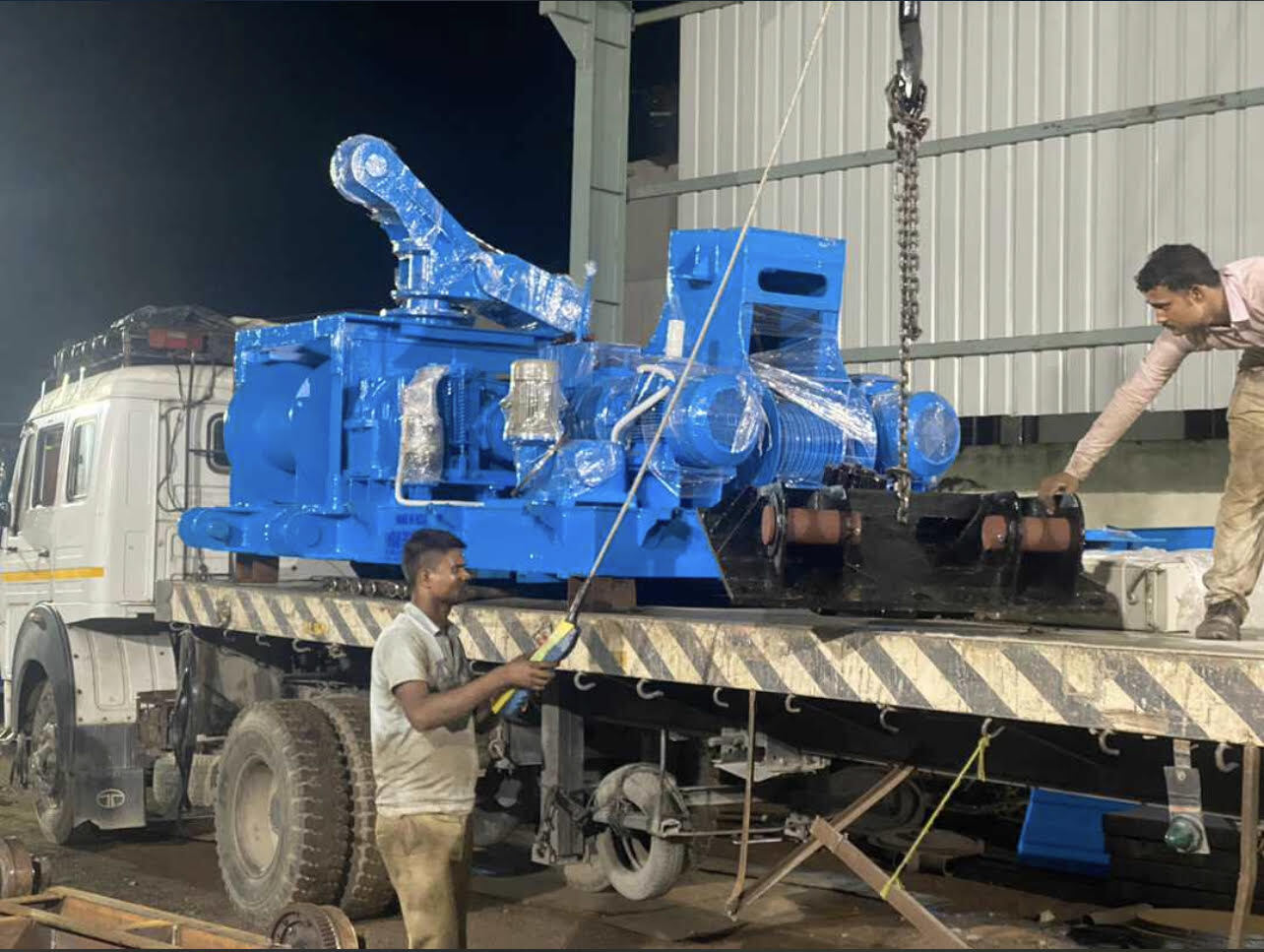 Derrick Cranes Application: Outdoor Yard