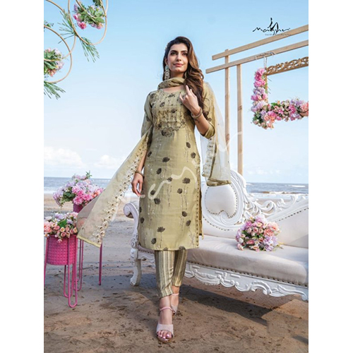 एथनिक सूट के साथ ब्राउन प्रीमियम मोडल प्रिंट