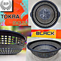 छोटा काला प्लास्टिक टोकरा