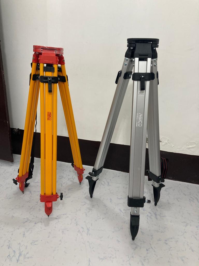 Adjustable Tripod - Color: Yellow And Red