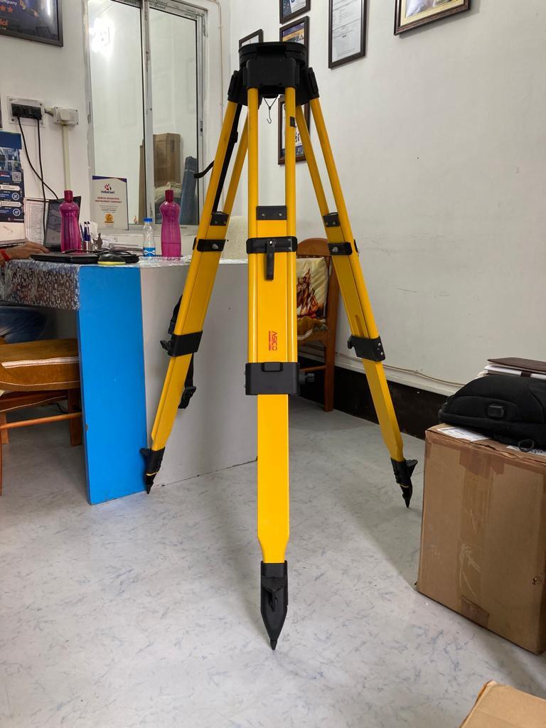 Adjustable Tripod - Color: Yellow And Red