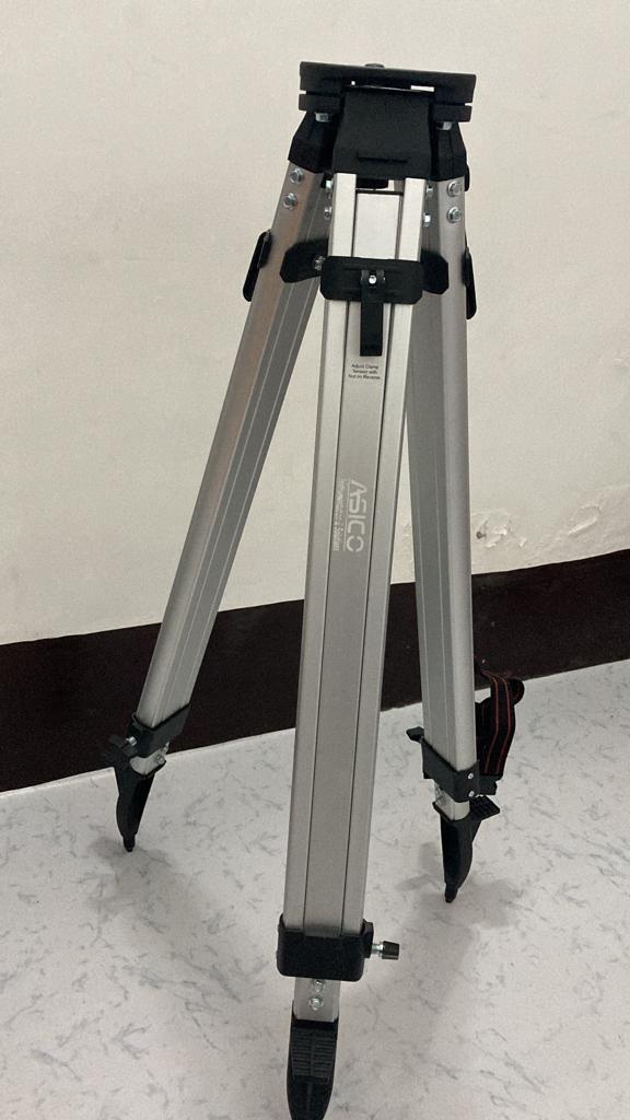 Adjustable Tripod - Color: Yellow And Red