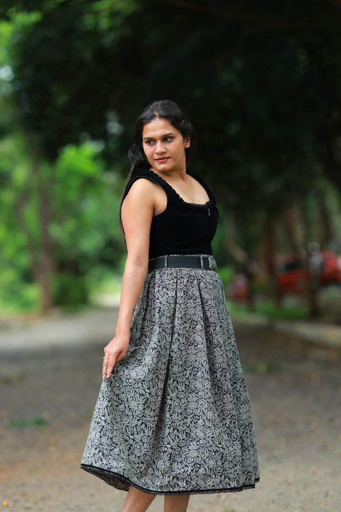 गुलाबी महिला डिजाइनर डिरंडल ड्रेस