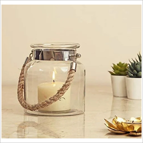 हैंडल से सजाए गए ग्लास जार को पॉलिश करना