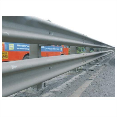 सड़क के किनारे सुरक्षा बाधा