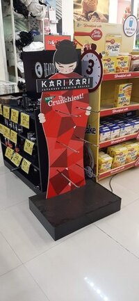 कट आउट बैनर स्टैंडी