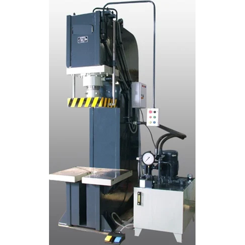 ब्लैक सी फ्रेम पावर ऑपरेटेड हाइड्रोलिक प्रेस