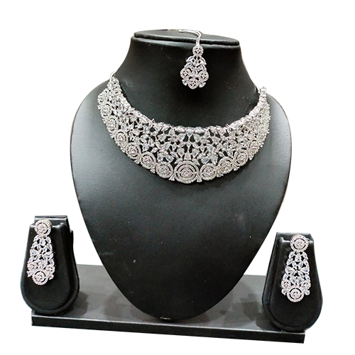 पार्टी और चोकर नेकलेस