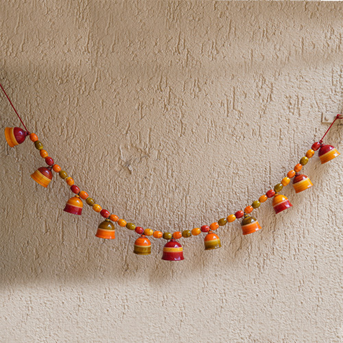 ब्राउन-रेड-ग्रीन हैंड पेंटेड वुडन तोरण