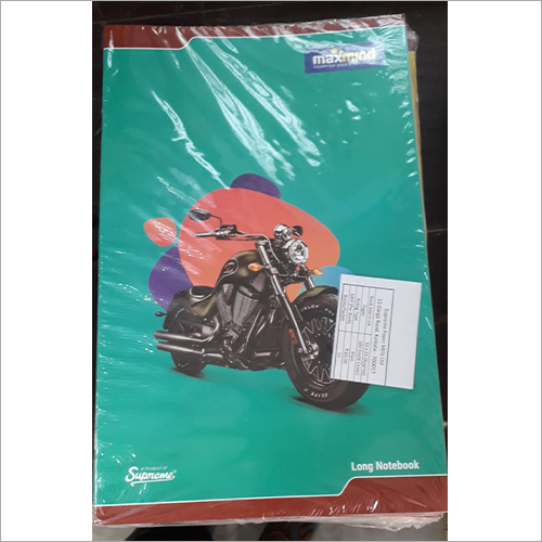 छात्र लम्बी नोटबुक